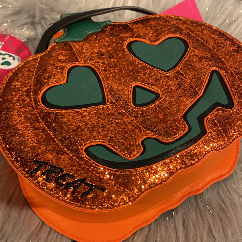 BNWT BETSEY JOHNSON XOPUMPS Halloween Face Glow In The Dark Pumpkin Crossbody - Picture 6 of 11